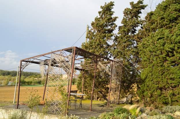 2012 10 trois jours d'autan à fond la caisse, plus de 100 km/h. La pauvre pergola l'a pris de plein fouet, son toit de chaume s'est envolé et elle a arraché ses vis du...