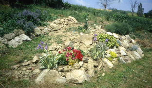 1993 05 On plante d'abord des fleurs afin d'habiter les rocailles.