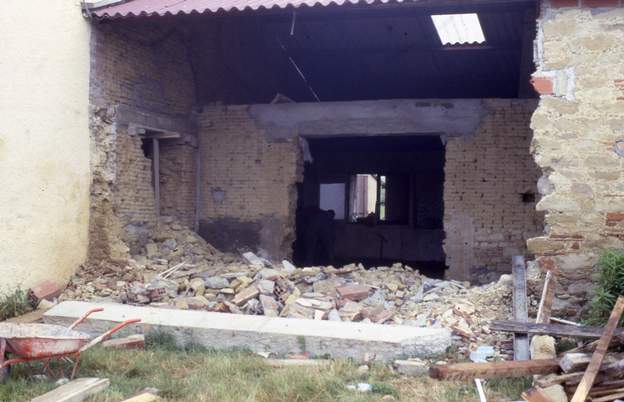 1986 07 C'est ce que les gens du coin appelaient une chapelle : un passage couvert protégeant l'entrée elle-même On a fait tomber un énorme bastaing en béton qui...