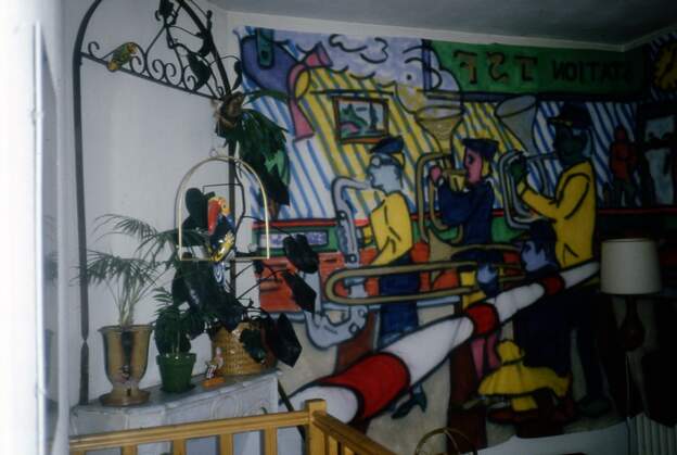 1985 06 toile fanfare Dans la maison de Pavillons sous Bois. Une des rares peinture qu'il a faite sur une grande toile souple.