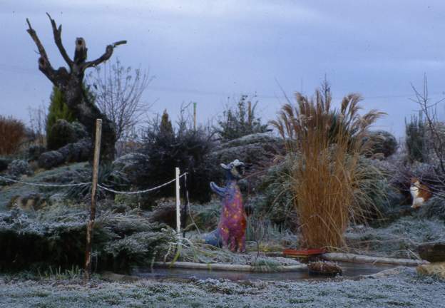 1994 03 1 Le dragon de Francie s'ébat joyeuseement dans la neige.