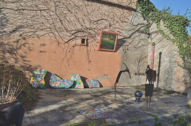 2025 12 Sur la terrasse sculptures, peintures (Étienne, Martine, Coline)