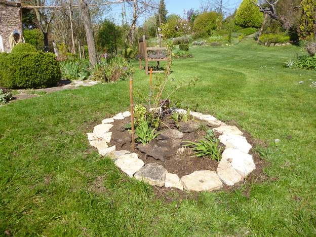 2014 04 Et début avril on met en place la bordure de pierres du lot