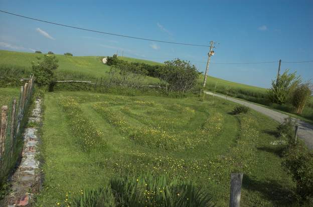2010 05 1 L'herbe est taillée par Martine de façon à faire une spirale. Sous le vent du début d'été, c'est très agréable.