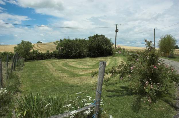 2011 06 L'herbe est taillée. Que mettre au milieu ? un instant on a essayé des fers à béton croisés, pour faire comme une pergola. Esthétiquement intéressant, mais bien...