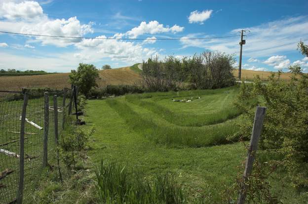 2012 05 1 Toujours la spirale, mais elle tient compte du massif de Cléa. La haie pousse peu à peu.