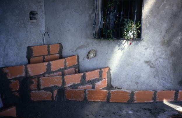 1987 12 1 Je construis une série de bassins. Le tuyau en haut est une dérivation qui vient de la source au nord du terrain et passe sous la maison. Ecologiquement, le mur...